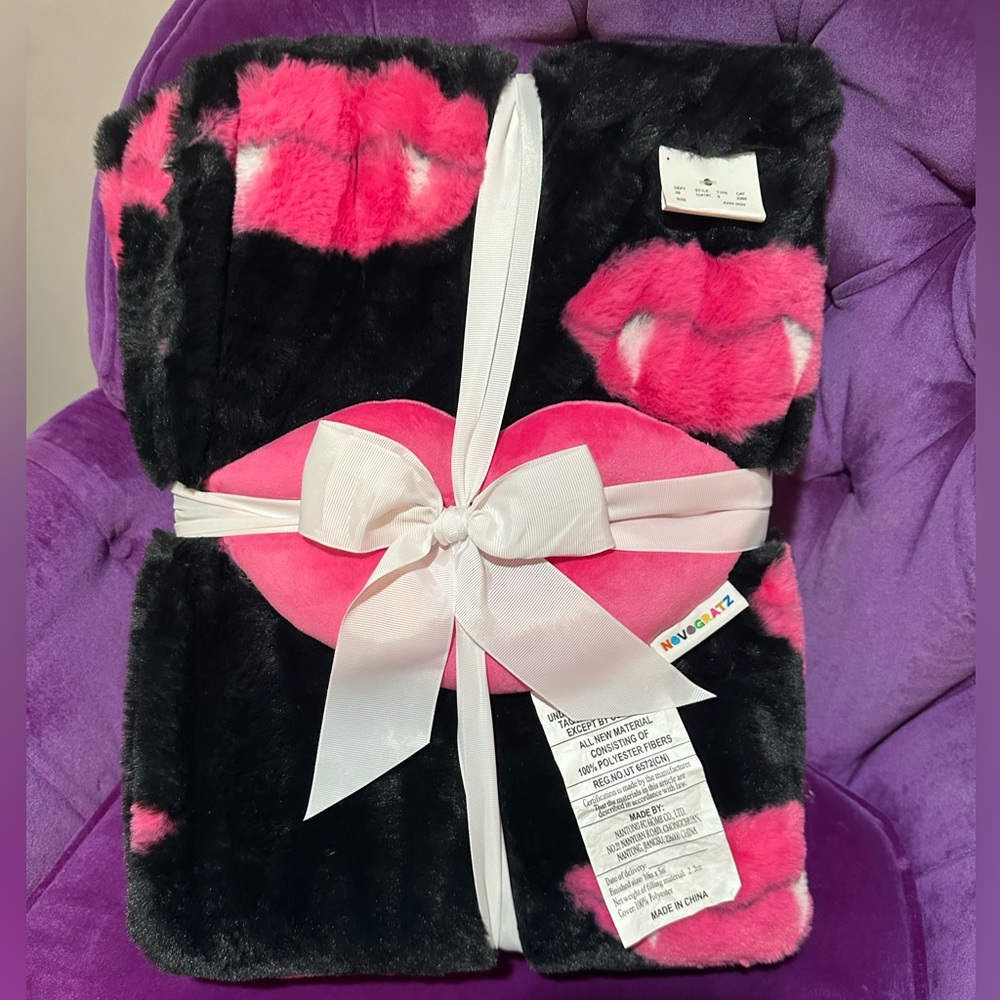 NWT Faux Fur Throw Blanket. Vamp Lips